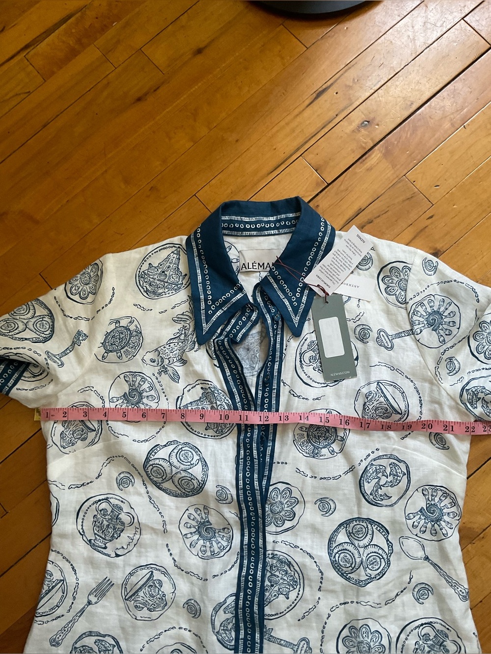 Alémais
Lucky belted printed linen shirt dress
$ 650
PRICE FIRM - Picture 11 of 16